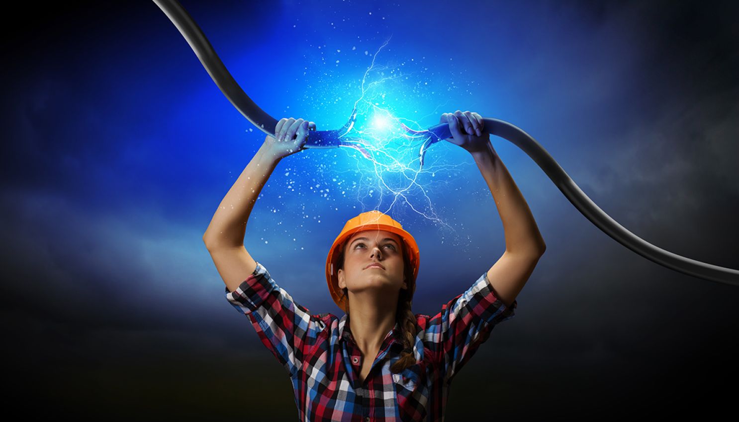 Fantasiebild Elektrikerin verbindet große Stromkabel mit Muskelkraft