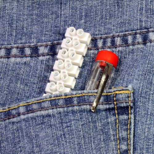 Lüsterklemme und Stromprüfer in Jeanstasche